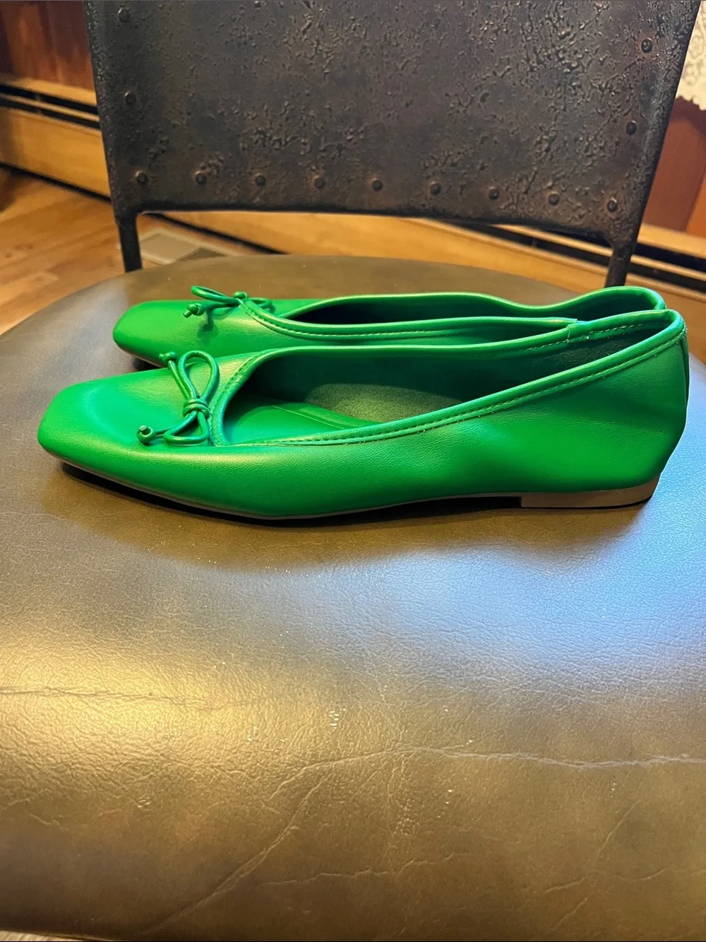 On Running Green Square-Toe Ballet Flats with Bow